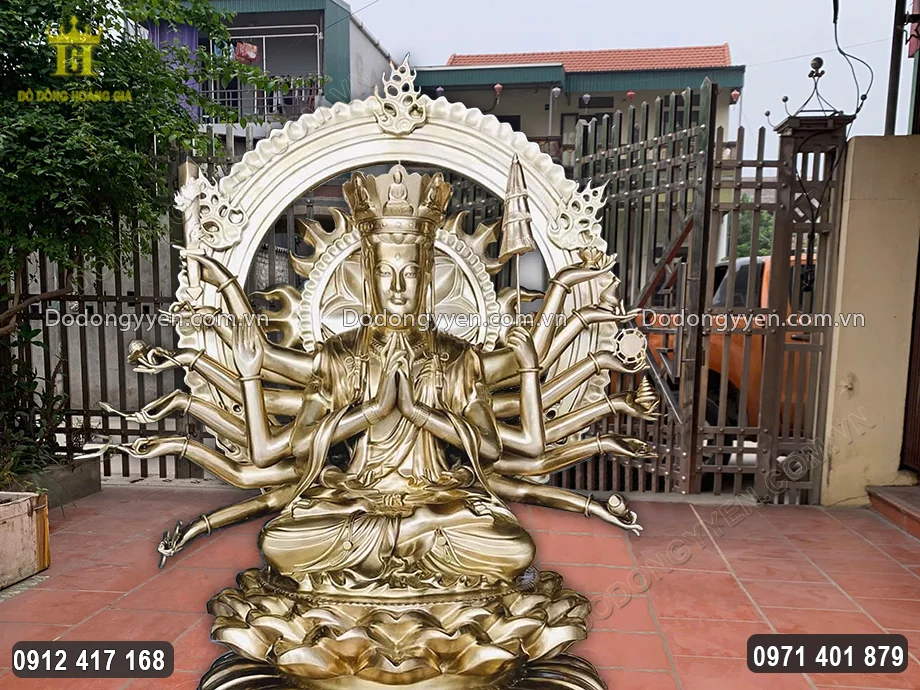 Gương mặt Ng&agrave;i được chạm khắc sắc n&eacute;t